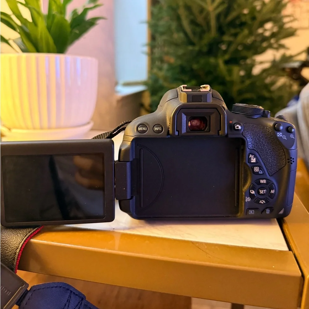 Canon EOS Rebel T5i DSLR Camera - Black (barely used)